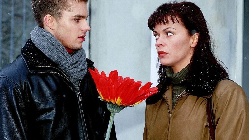 Jan (Benjamin Quaiser) hat vor der Schleuse auf Elke (Monika Guthmann) gewartet. Wird sie ihm eine Abfuhr erteilen? – Bild: RTL