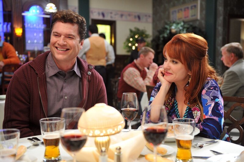 Frankie und Mike gehen am Valentinstag mit den Donahues und den Norwoods (Pat Finn, l. und Julie Brown, r.) essen. – Bild: Warner Brothers