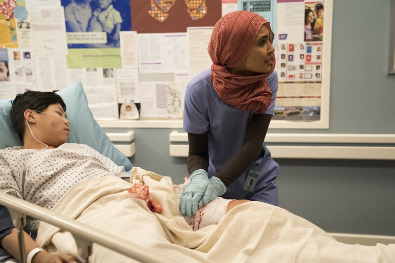 Als der junge Tyler (Coby Douang, l.) mit kritischen Verletzungen im Grey Sloan eingeliefert wird, muss Dahlia (Sophia Ali, r.) plötzlich schnell handeln … – Bild: American Broadcasting Companies, Inc.