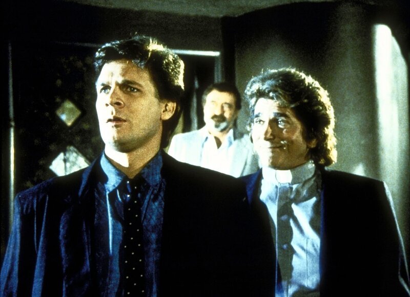Brad (Dean Scofield, l.) sucht überall nach seiner Verlobten Trish. Mark (Victor French, M.) und Jonathan (Michael Landon, r.) unterstützen ihn bei der Suche. – Bild: Worldvision Enterprises, Inc.