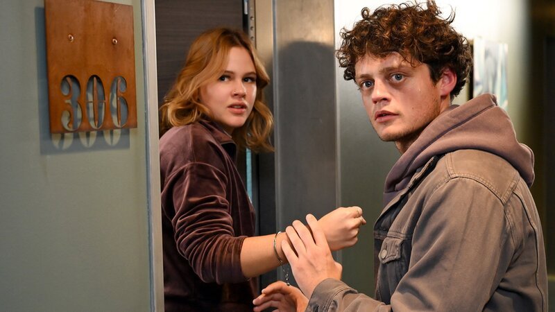 Die Schülerin und ihr Stalker: Maja Enger als Janna Thiel, Vincent Lang als Sven Gehricke. – Bild: SRF/​ZDF/​Barbara Bauriedl