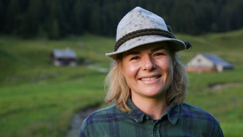 In der neuen Bergfreundinnen-Doku will Katharina „Kaddi“ Kestler herausfinden: Ist die romantische Vorstellung der eigenen Berghütte wirklich etwas für mich? – Bild: 3sat