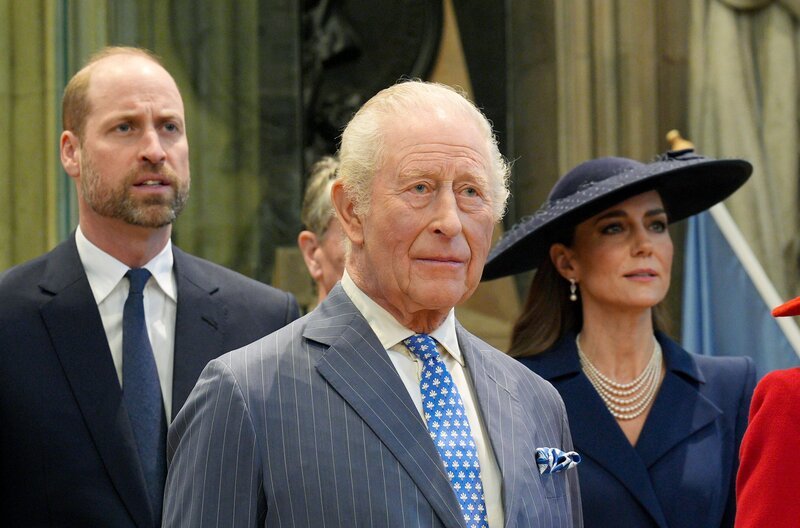 09.03.2026, Großbritannien, London: König Charles III. (M), Thronfolger Prinz William (l) und Kate, Prinzessin von Wales, nehmen an der jährlichen Feier zum Commonwealth Day in der Westminster Abbey teil. – Bild: phoenix/​WDR/​dpa/​Aaron Chown/​PA Wire