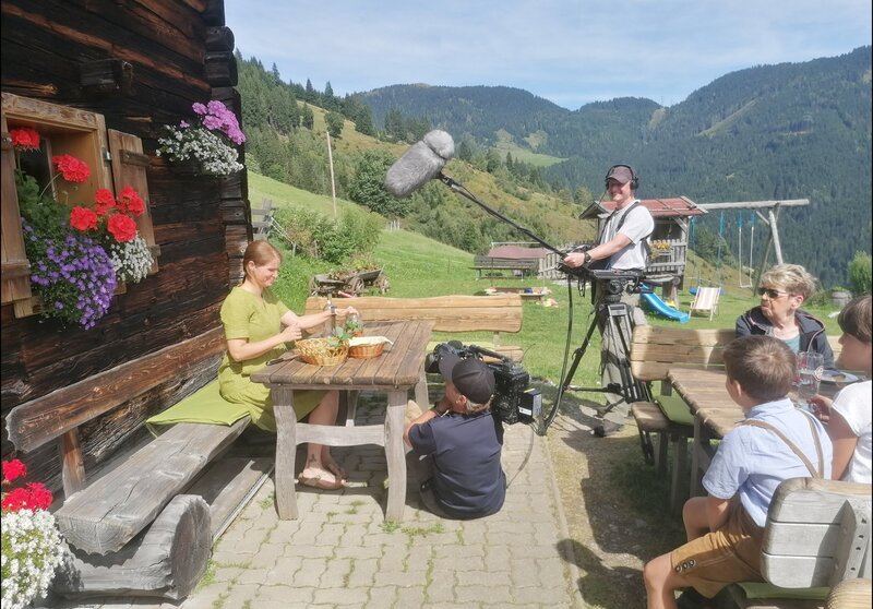Daniela Hotter mixt eine Kräutertinktur, Königsbergalm – Bild: ORF/Landesstudio Salzburg Daniela Hotter mixt eine Kräutertinktur, Königsbergalm – Bild: ORF/Landesstudio Salzburg