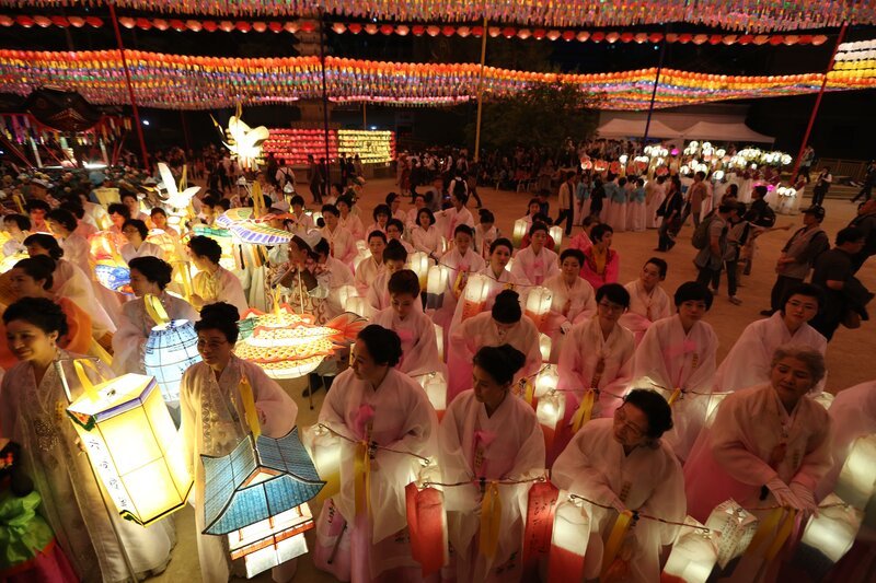 Nach dem tragischen Krieg galt Süd-Korea als eines der ärmsten Länder der Welt. Seither ist das Land enorm gewachsen und zählt inzwischen zu einer der wichtigsten Wirtschaftskräfte. Seine Stadtplanung und Architektur zeichnen ein Bild einer dynamischen Nation. – Bild: ZDF/​Eric Bacos