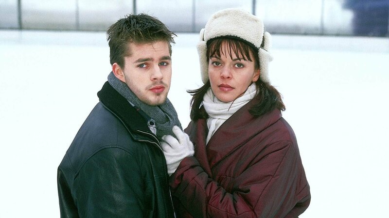 Jan (Benjamin Quaiser li.) und Elke (Monika Guthmann) gehen während Elkes Freigang Schlittschuh laufen. Sie kommen sich näher, auch wenn Elke sich nicht eingestehen will, dass sie etwas für Jan empfindet. – Bild: RTL