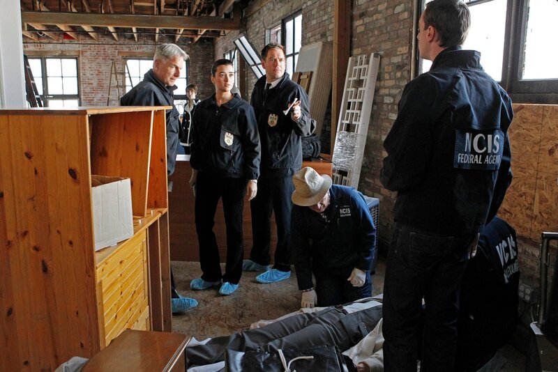 Ermitteln in einem neuen Fall: Gibbs (Mark Harmon, l.), Ziva (Cote de Pablo, 3.v.l.), Tony (Michael Weatherly, 4.v.l.), Ducky (David McCallum, 3.v.r.) und McGee (Sean Murray, 2.v.r.) – Bild: CBS Broadcasting Inc.