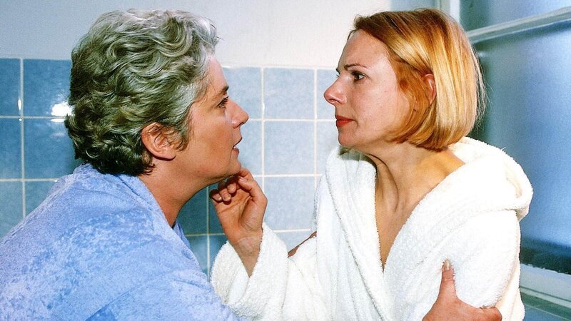 Anna (Bettina Kramer, re.) erzählt Uschi (Barbara Freier) von ihrer Angst vor Melanie. Uschi drängt sie, ihre Aussage bei Jutta zu korrigieren. – Bild: RTL