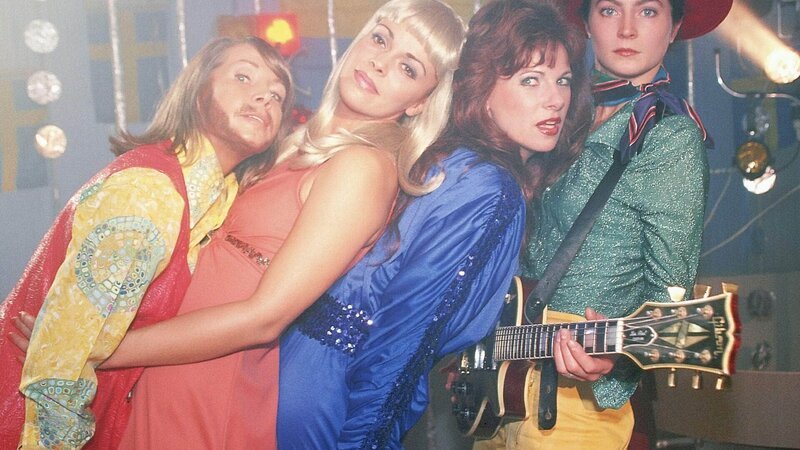 (v.li.:) Jeanette (Christine Schuberth), Elke (Monika Guthmann), Anna (Bettina Kramer) und Jule (Anke Rähm) treten bei dem Festakt als Popgruppe „Abba“ auf. – Bild: RTL