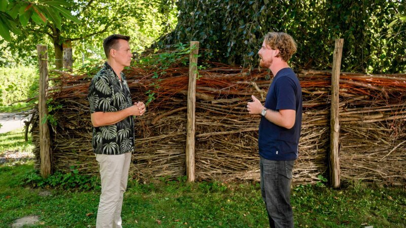 Robert und Experte Felix vor Benjeshecke. – Bild: ORF/​Steiner Familyentertainment