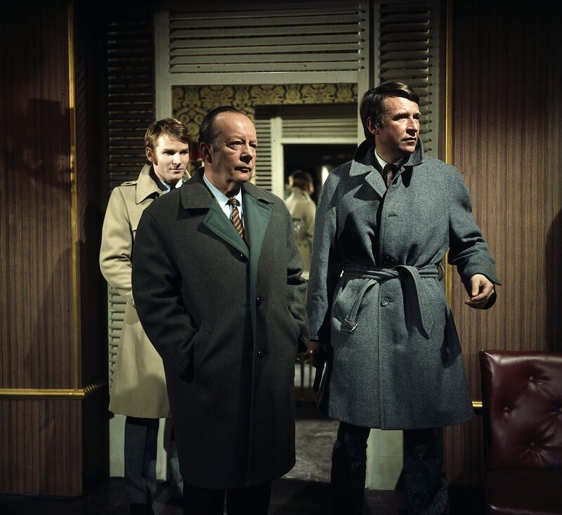 Kommissar Keller (Erik Ode, M.) hat endlich herausgefunden, was er wissen muss. Mit Grabert (Günther Schramm, r.) und Klein (Fritz Wepper, l.) eilt er in das Lokal, in dem schon einmal ein Mord geschah. Wird er ein weiteres Verbrechen verhindern können? – Bild: ZDF /​ Neue Münchner Fernsehproduktion G.M.B.H.