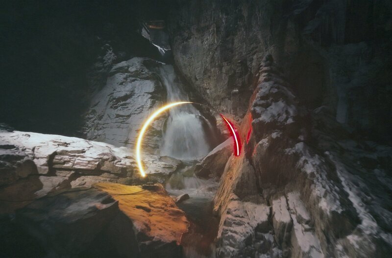 Heute wird Bad Gastein von modernen und urbanen Strömungen geprägt. Daneben zieht der Ort weiterhin prominente Schauspieler wie Hugh Grant oder Philipp Hochmair an. – Bild: Interspot Film/​Gabriel Krajanek