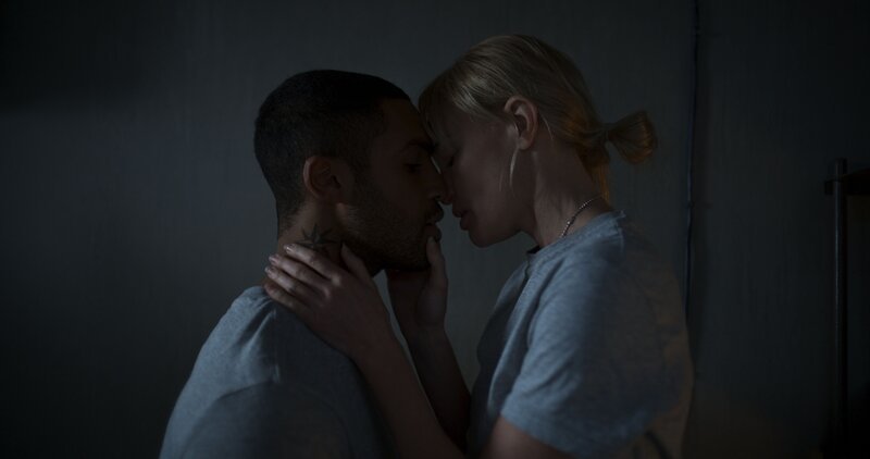 Sullivan (Lucien Laviscount) und Cassidy (Kate Bosworth). – Bild: Mart Ratassepp /​ Kick Film GmbH