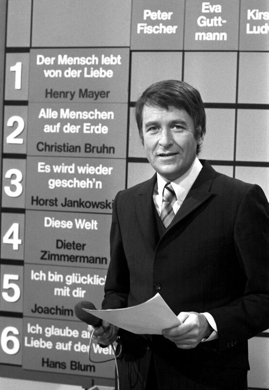 „Ein Lied für Dublin“ am 27. Februar 1971: Moderator Günther Schramm. Es siegte das Lied „Diese Welt“ von Dieter Zimmermann und Fred Jay, interpretiert von Katja Ebstein. – Bild: HR/​Kurt Bethke