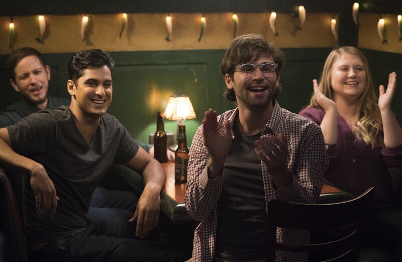 Erleben, wie der Innovationswettbewerb das ganze Krankenhaus in Atem hält: (v.l.n.r.) Casey (Alex Blue Davis), Vik (Rushi Kota), Levi (Jake Borelli) und Taryn (Jaicy Elliot) … – Bild: American Broadcasting Companies, Inc. /​ Mitch Haaseth