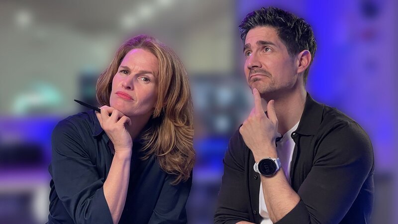 Einstein Moderatorenduo Kathrin Hönegger und Tobias Müller in denkender Pose – Bild: SRF