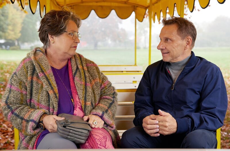 Godehard (Richy Müller, re.) weckt bei Anna (Katerina Jacob) neue Lebensfreude. – Bild: ARD Degeto/​Kai Schulz