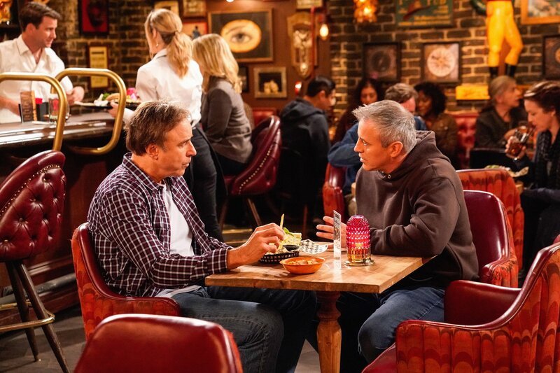 Don Burns (Kevin Nealon, l.); Adam Burns (Matt LeBlanc, r.) – Bild: CBS Broadcasting Inc. /​ Greg Gayne