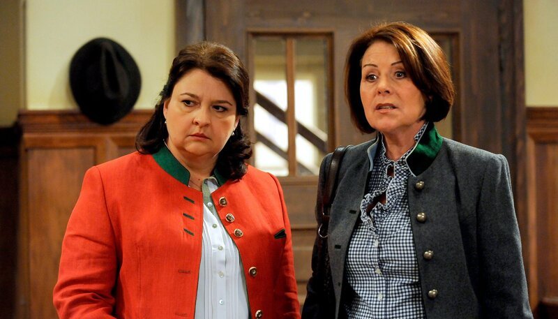 Moni und Rosi rätseln, was mit Martin und Stadlbauer los sein könnte. Von links: Monika Vogl (Christine Reimer) und Rosi Kirchleitner (Brigitte Walbrun). – Bild: BR /​ Marco Orlando Pichler