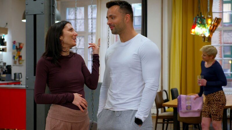 Sara ist geschockt, als Mike ankündigt, am Wochenende einen Promotion-Job anzunehmen. Sie versucht, ihm Alternativen aufzuzeigen, doch Mike will für seine Familie sorgen. Schweren Herzens gibt Sara nach – aus Rücksicht auf seine Ängste. – Bild: RTLZWEI