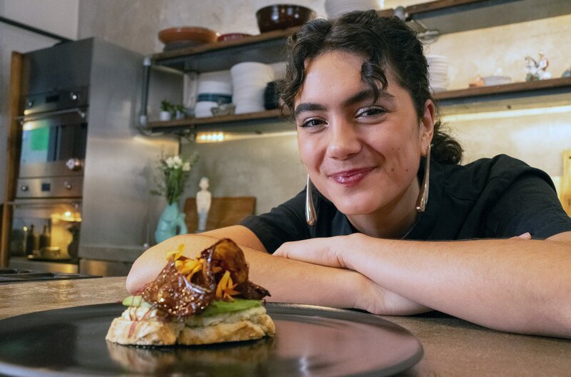 Lucie erforscht die vielfältigen Verwendungsmöglichkeiten der Banane: Aus den Schalen hat sie veganen Bacon kreiert und mit Avocado-Toast kombiniert. – Bild: Benjamin Wistorf