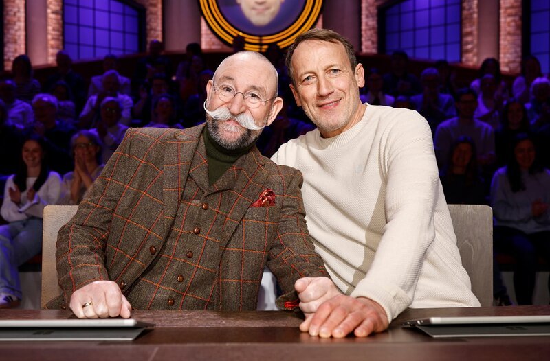 Rateteam-Kapitän Wotan Wilke Möhring (r.) und Koch und Fernsehmoderator Horst Lichter (l.). – Bild: ARD/​NDR/​UFA SHOW & FACTUAL/​Morris Mac Matzen
