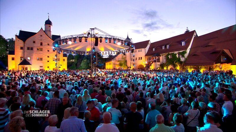 Die Stars des deutschen Schlagers feiern gemeinsam mit Moderator Florian Silbereisen auf dem Wasserschloss Klaffenbach bei Chemnitz das große Open-Air-Festival „Die Schlager des Sommers“. – Wasserschloss Klaffenbach bei Chemnitz – Bild: rbb