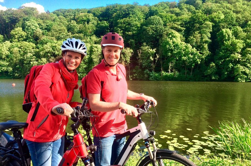 Wieder unterwegs: Anne Willmes (l) und Stefan Pinnow auf dem Ruhrtalradweg an der Ruhr bei Kettwig. – Bild: WDR/​Tarja Kühne