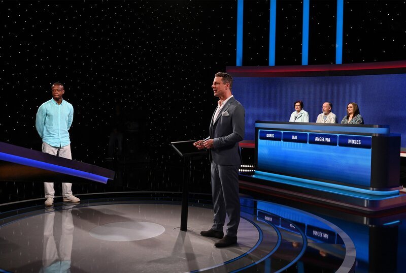 Moderator Alexander Bommes (2.v.l.) mit den Kandidat:innen: Doris Fuchs (3.v.r.), Kai Hell (2.v.r.), Angelina Pollin (r.), Moses Aboudou (l.). – Bild: ARD/​Uwe Ernst