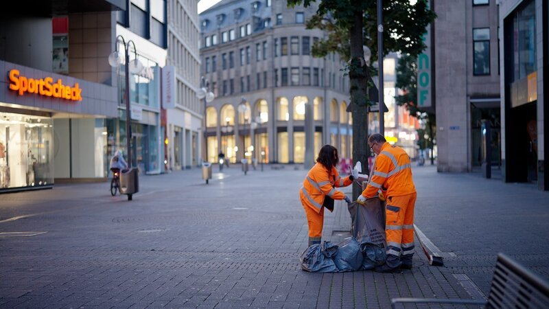 Jane Zickert und Metin Yilmaz bei der Arbeit in der Kölner Innenstadt. – Bild: ZDF