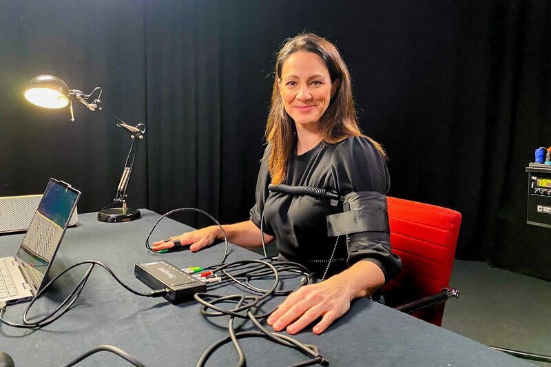 Lisa Gadenstätter stellt sich dem Lügendetektor. – Bild: ORF/​Neulandfilm/​Stefan Vucsina