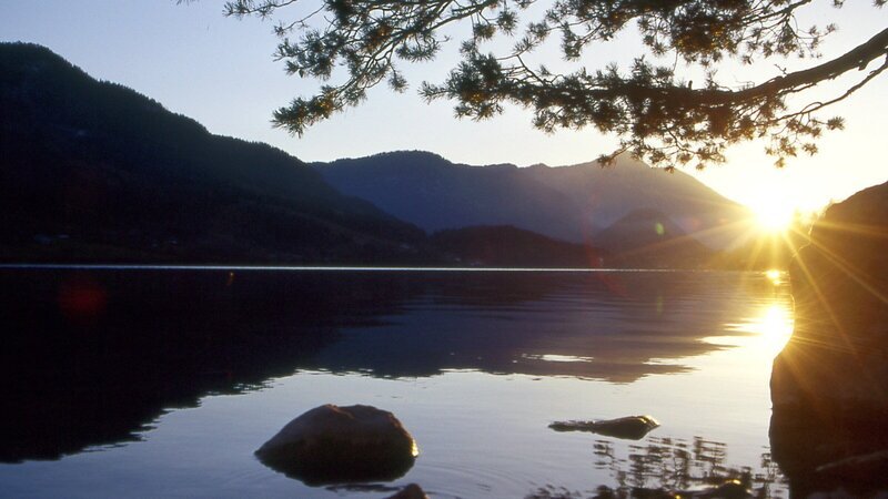 Der Grundlsee bei Sonnenuntergang. – Bild: ZDF und ORF/​Erich Pröll/​Jutta Wirth