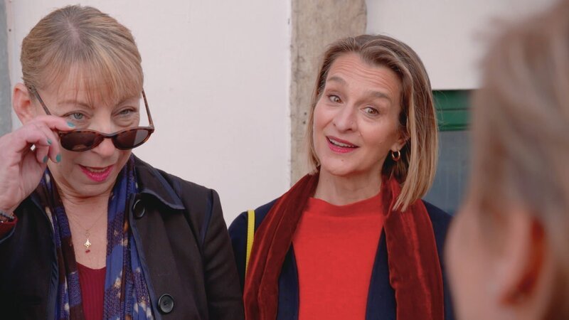 Debbie ist seit Jahren fester Bestandteil der New Yorker Kunstszene, doch sie wagt mit ihren Kindern einen Neuanfang in Lissabon. Schnell stellt sie fest: Sie hat Angst, etwas in NYC zu verpassen. In Lissabon hilft ihre Freundin Tracy bei der Wohnungssuche, doch Debbie vergleicht alles mit Manhattan und ihrem exklusiven, teuren Leben im Big Apple. – Bild: HGTV
