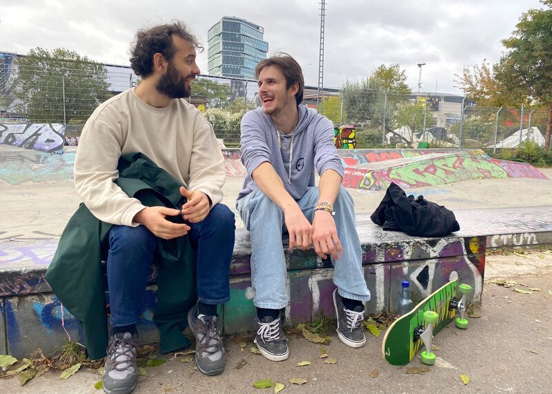 Manuel im Interview mit Luka Krause (r.) – Bild: MDR/​BR/​south & browse/​Bundz