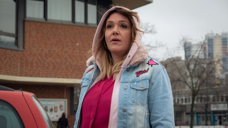 Trixie (Alwara Höfels) findet raus, dass Hintz sich hinter ihrem Rücken von ihrer Mutter Hilde physiotherapeutisch behandeln lässt. – Bild: Conny Klein /​ ZDF
