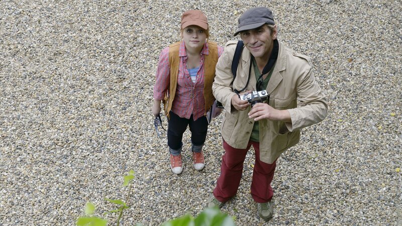 Als Reporter getarnt forschen Fritz Fuchs (Guido Hammesfahr, rechts) und seine Cousine Charlie (Géraldine Raths, links) nach, wer Charlies Glücksbringer gestohlen hat. – Bild: ZDF/​Antje Dittmann