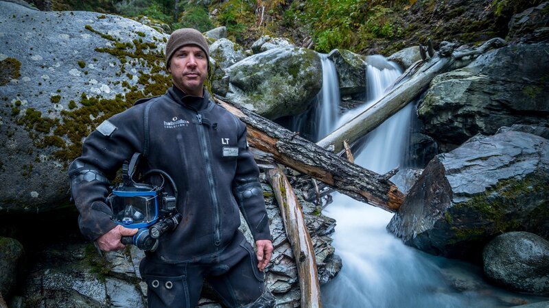 Dustin wearing dive suit at McKinley Creek. – Bild: Discovery Communications /​ Discovery, Inc.