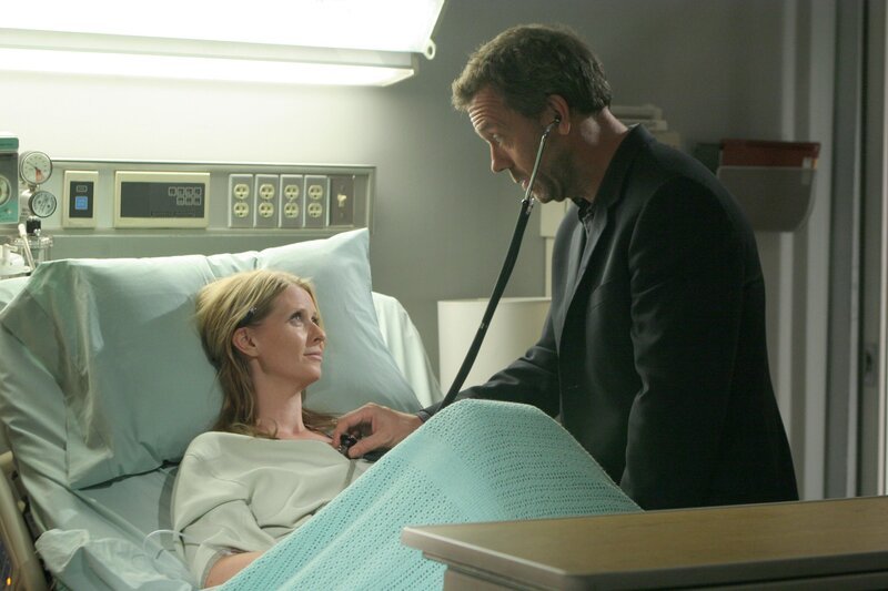 Kann Dr. House (Hugh Laurie, r.) den wahren Grund für Anica Jovanovichs (Cynthia Nixon, l.) plötzlichen Zusammenbruch herausfinden? – Bild: sixx