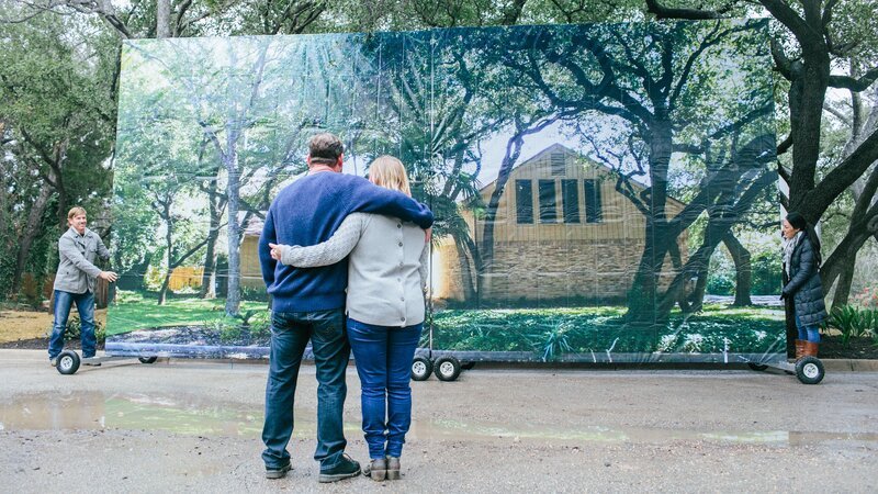 The Fuchses anxiously await as hosts Chip and Joanna reveal their newly renovated home to them, as seen on Fixer Upper. (action) – Bild: Rachel Whyte /​ HGTV /​ Scripps