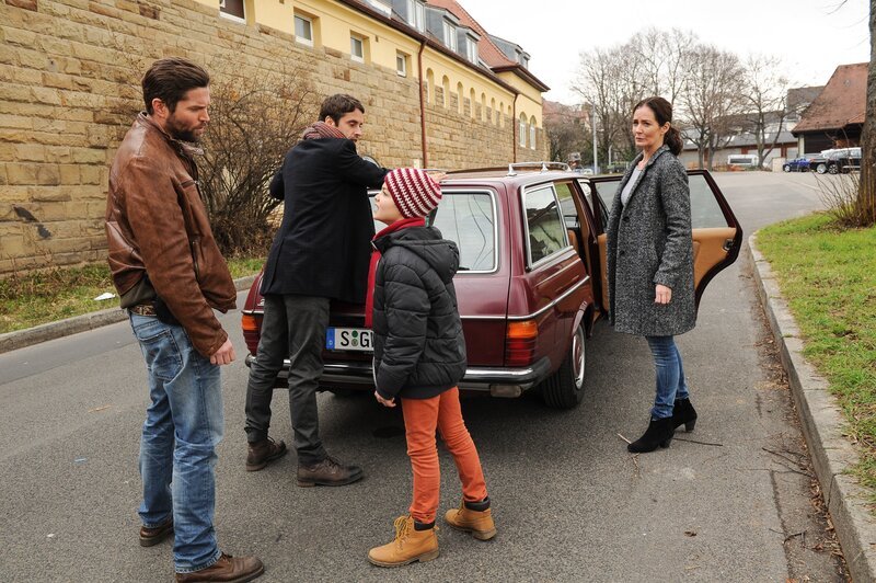 Jo Stoll (Peter Ketnath, l.) und Selma Kirsch (Yve Burbach, r.) sind rechtzeitig vor Ort, bevor Peter Langer (Kai Albrecht, 2.v.l.) mit seinem Sohn Ole Genter (Sebastian Andreas Krech, 2.v.r.) die Stadt verlassen kann. Dabei muss Jo sich von Ole eine Standpauke anhören. – Bild: ZDF/​MARKUS-FENCHEL