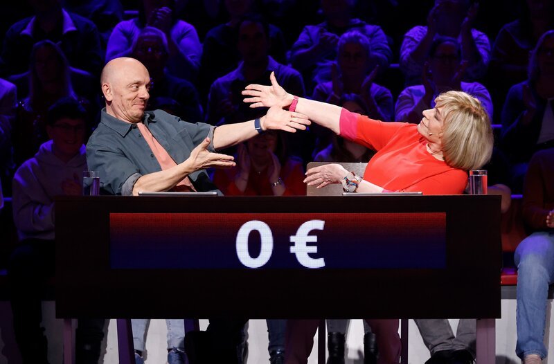 Rateteam-Kapitän Bernhard Hoëcker (l.) mit der Sängerin Mary Roos (r.). – Bild: ARD/​NDR/​UFA SHOW & FACTUAL/​Morris Mac Matzen