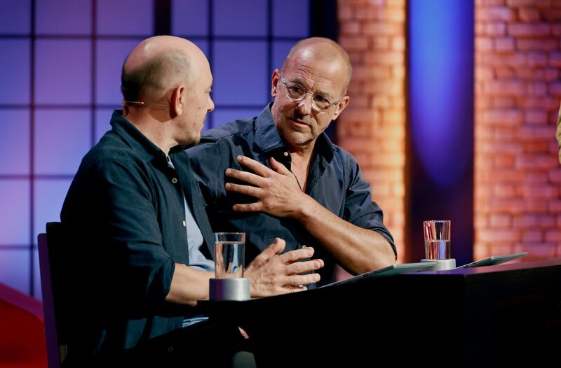 Rateteam-Kapitän Bernhard Hoëcker (l.) und Schauspieler Heino Frech (r) bilden ein Rateteam. – Bild: ARD/​Morris Mac Matzen