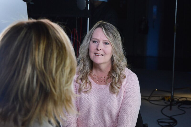 Eine junge Frau verschwindet in einer kalten Nacht in Breckenridge, Colorado. Ihre Schwester, Cindy French, spricht über die schreckliche Zeit. Sechs Monate nachdem die Ermittler ihre Leiche finden, taucht in der Nähe eine weitere Leiche auf. Eine schockierende Verbindung kommt ans Licht und die Jagd nach einem Serienmöder beginnt. – Bild: Discovery Communications