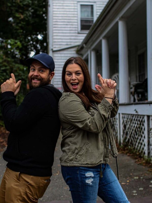 Jack Osbourne and Katrina Weidman pose with Hand Air Guns in front of Taylor Trask Museum – Bild: Travel Channel US /​ Critical Content, LLC /​ Discovery, Inc.