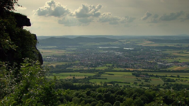 Steht man auf dem Hausberg von Bad Staffelstein im oberfränkischen Landkreis Lichtenfels, so hat man einen weiten Blick hinein ins Obermaintal und den Lautergrund. In den Dörfern rund um den Staffelstein gibt es noch eine florierende Wirtshauskultur, zu der auch einheimische Spezialitäten wie „Saure Fleck“ gehören, zwei Brauereien, kleine Läden, Werkstätten und viele liebevoll hergerichtete Fachwerkhäuser. Horsdorf hat sogar einmal den europaweiten Wettbewerb um das schönste Dorf gewonnen. Auch das Gemeinschaftsleben ist noch sehr lebendig, hat Filmautorin Annette Hopfenmüller festgestellt, die selbst aus Oberfranken stammt. – Bild: BR