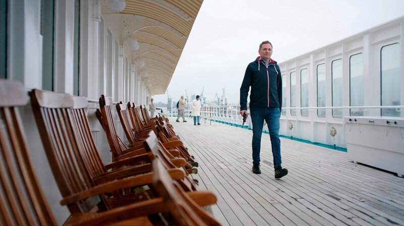 Matthias Morr ist der wohl bekannteste Kreuzfahrttester Deutschlands. – Bild: NDR/​Michael Höft