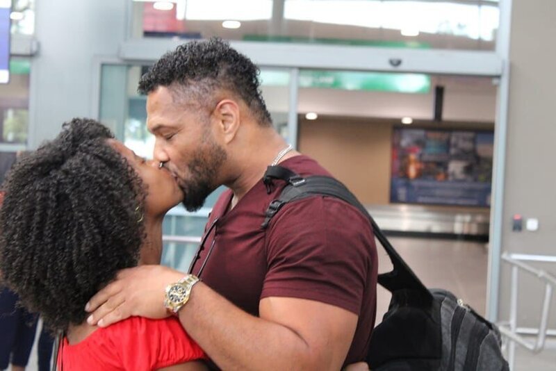 Rick Van Vactor kisses Trisha Firaisantsoa – Bild: Warner Bros. Discovery, Inc. or its subsidiaries and affiliates. All rights reserved.