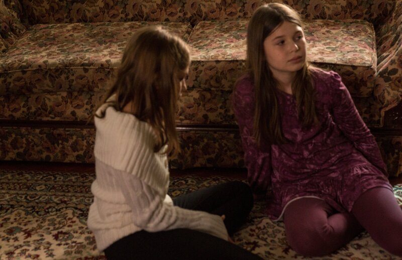 Tiffany and Amber sit on the floor of the living room. – Bild: Discovery Communications