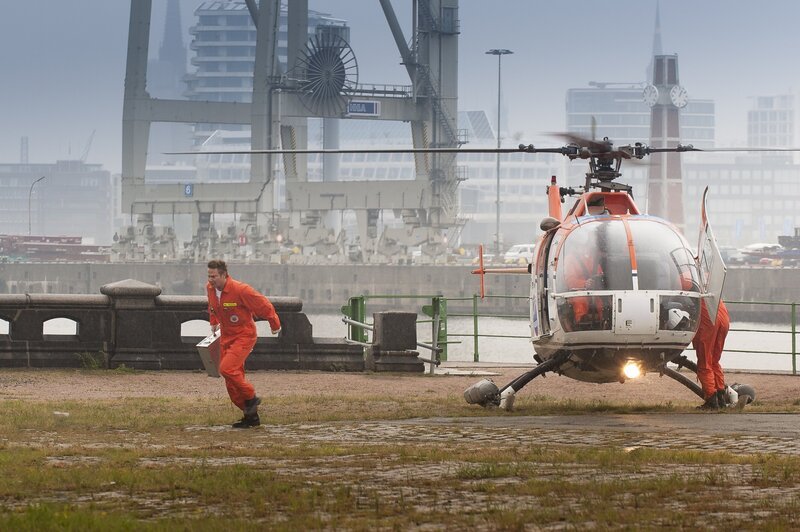 Asmus Theissen ist zusammengeschlagen worden und wird von Notarzt Haase (Fabian Harloff) mit dem Heli ins Elbkrankenhaus geflogen. – Bild: ZDF/​Boris Laewen