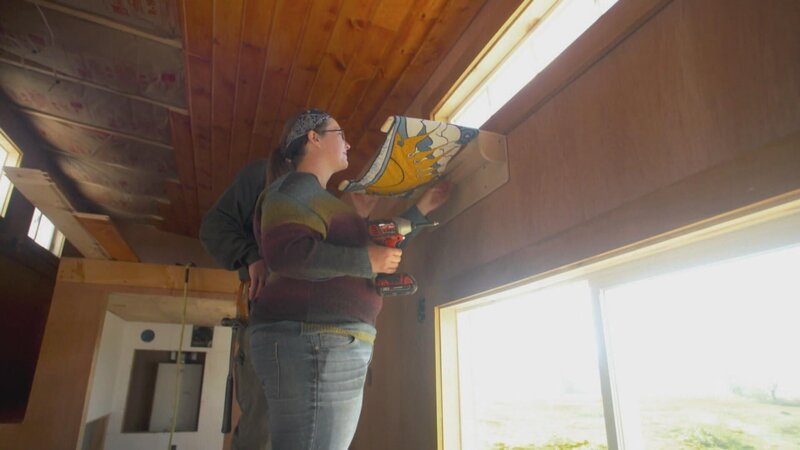 Der Tiny House-Immobilienmarkt boomt wie nie, und auch Grace und Ben haben beschlossen, in ein Mini-Haus zu ziehen, das sie in Madison, Wisconsin, bauen. Grace ist gerade mit dem College fertig geworden und auf Jobsuche, deshalb wäre ein mobiles Domizil perfekt. Noch wohnen die beiden mit zwei Katzen im Keller der Großeltern, doch bald wollen sie auf ein Boot ziehen, das optisch einer Barke aus dem 17. Jahrhundert ähnelt. – Mit blauem Dach, das an Wellen erinnert, einem Aquarium und Küchenschränken, die wie Whiskeyfässer auf einem Piratenschiff aussehen. Das neue Eigenheim soll 32 qm groß werden, etwa 20.000 Dollar kosten und in drei Monaten fertig sein. – Bild: HGTV